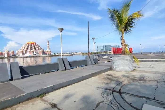Location and Access to Losari Beach